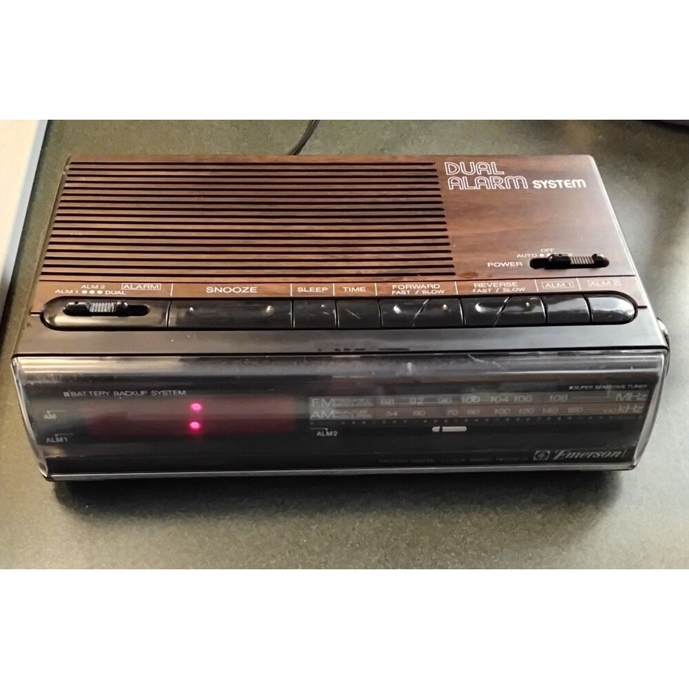 Emerson RED5676 AM/FM Digital Alarm Clock Radio Wood Grain Vintage Working